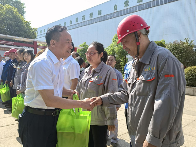 夏日炎炎，領(lǐng)導(dǎo)為職工送“清涼”